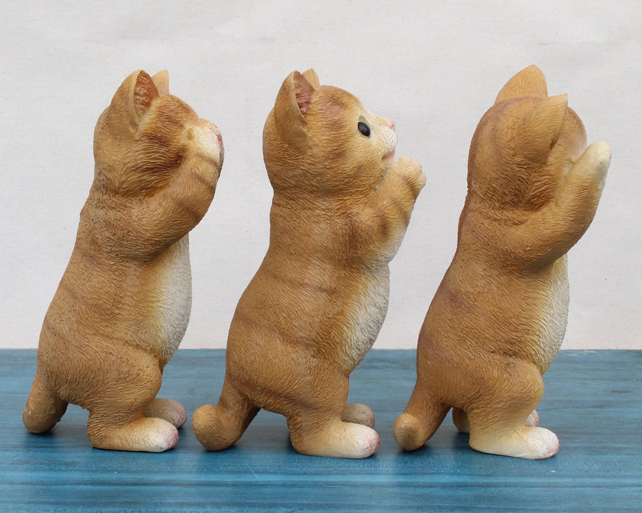 Antique-style mother cat sculpture trio in brown resin for decoration